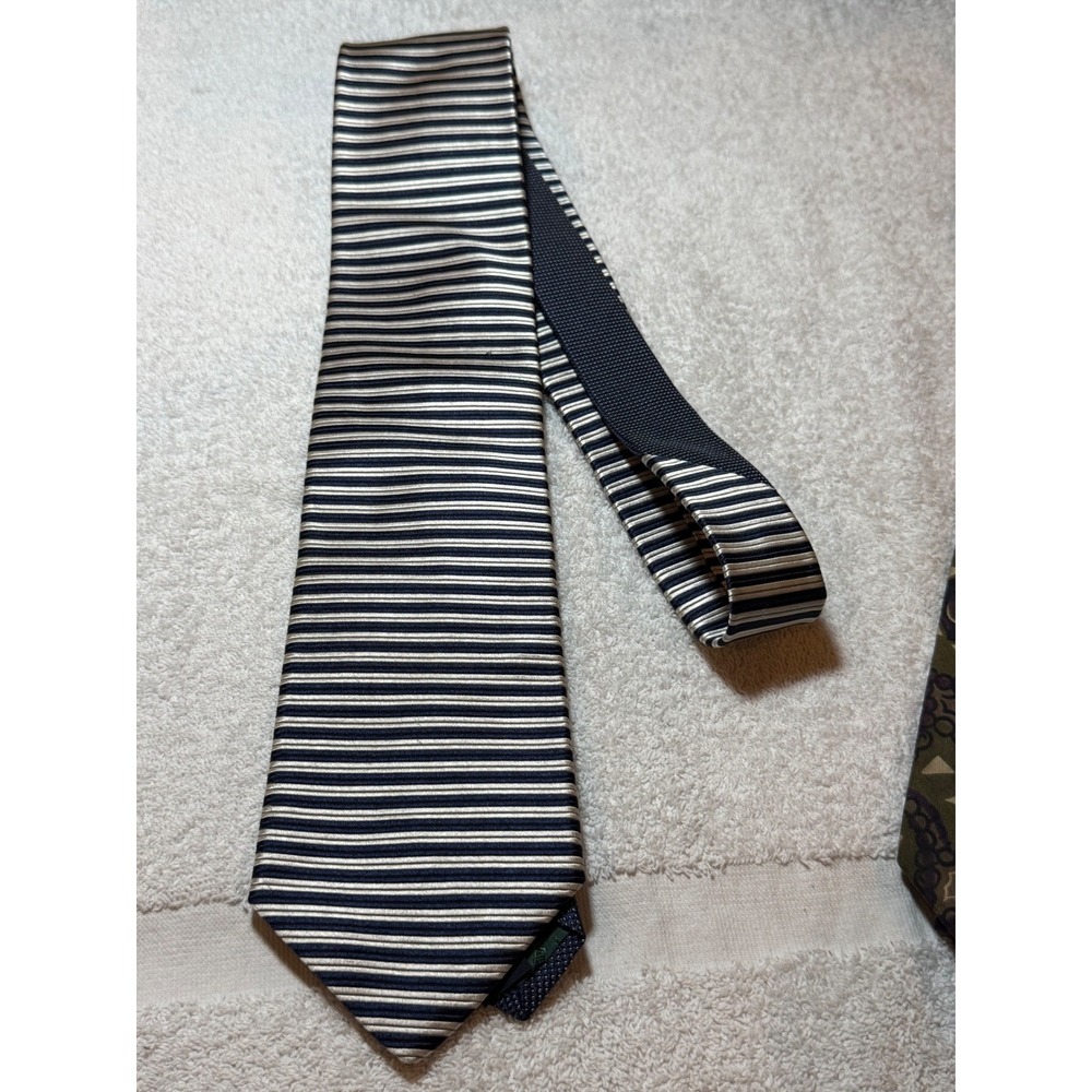 Tommy Hilfiger Mens Silk Necktie Navy Blue Cream Striped Made in USA 59x3.75